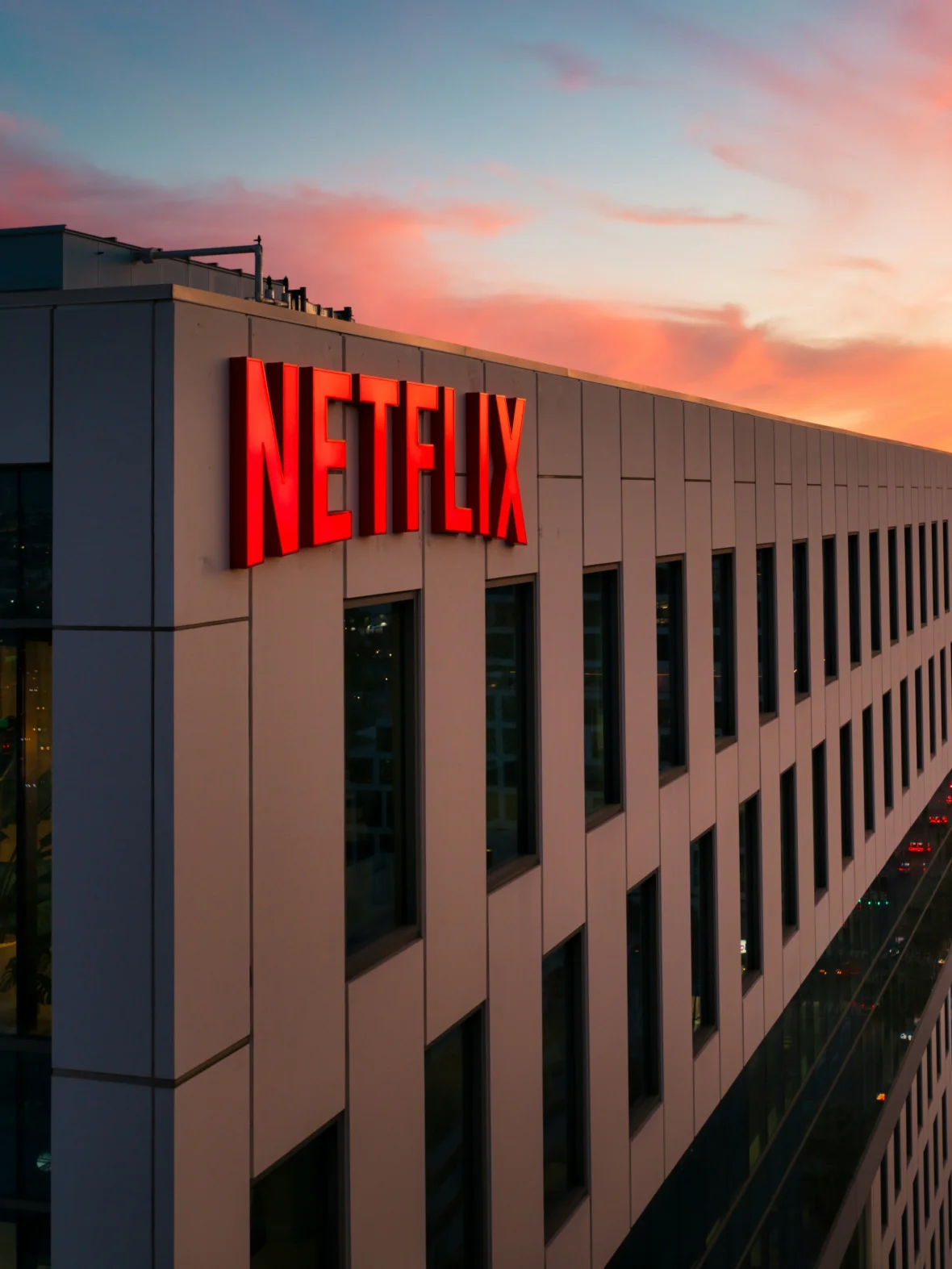 Netflix, нетфликс, сокращение, увольнения, руководители, кризис, Тед Сарандос, Грег Питерс, сериалы, стриминговые сервисы