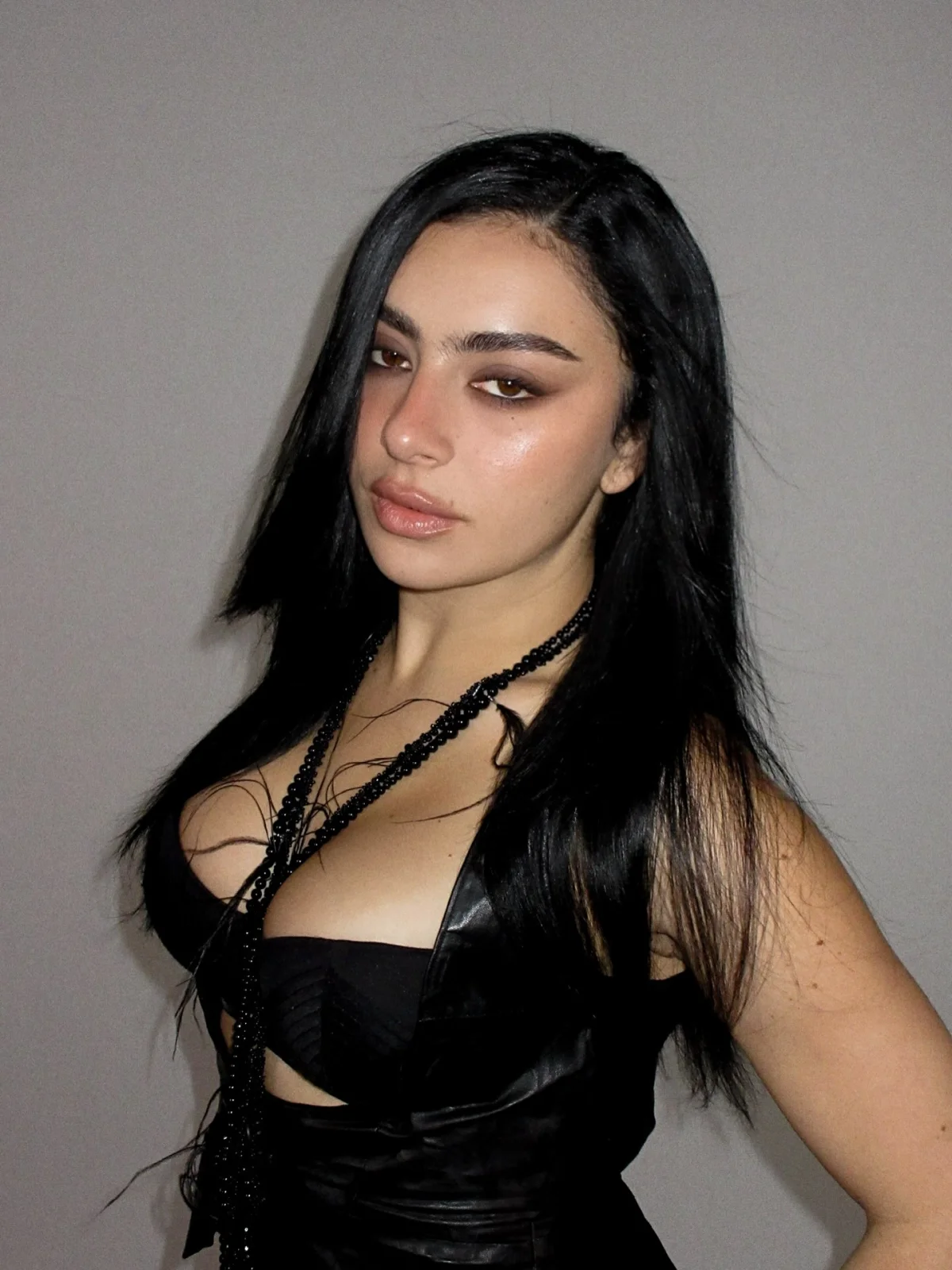 Charli XCX, Чарли хсх, Мартин Скорсезе, Что происходит ночью,  новый фильм, кто в ролях, когда выйдет, Шарлотта Эмма Эйтчисон