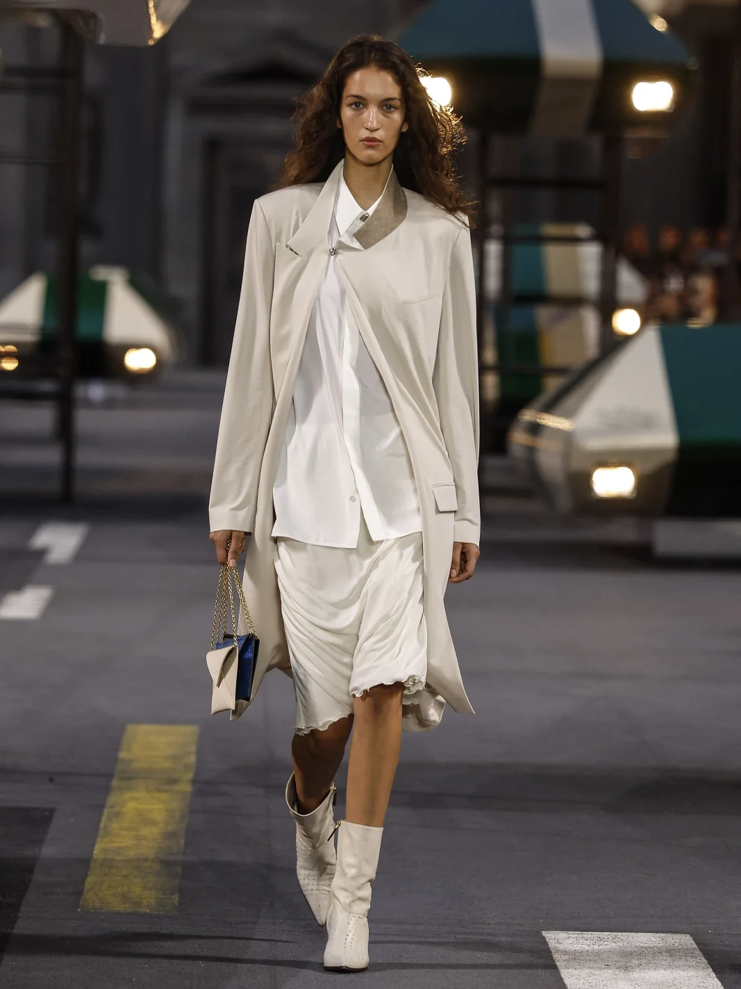 Неделя моды в Париже, Louis Vuitton, луи виттон, показ, новая коллекция, весна-лето 2027, ss27, Николя Жескьер, женская коллекция, футуризм