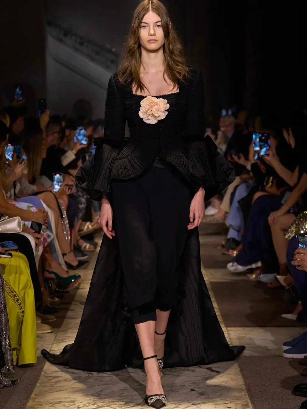 Валерия Потомова (@potomovalera) на показе Elie Saab, Fall-Winter 2025
