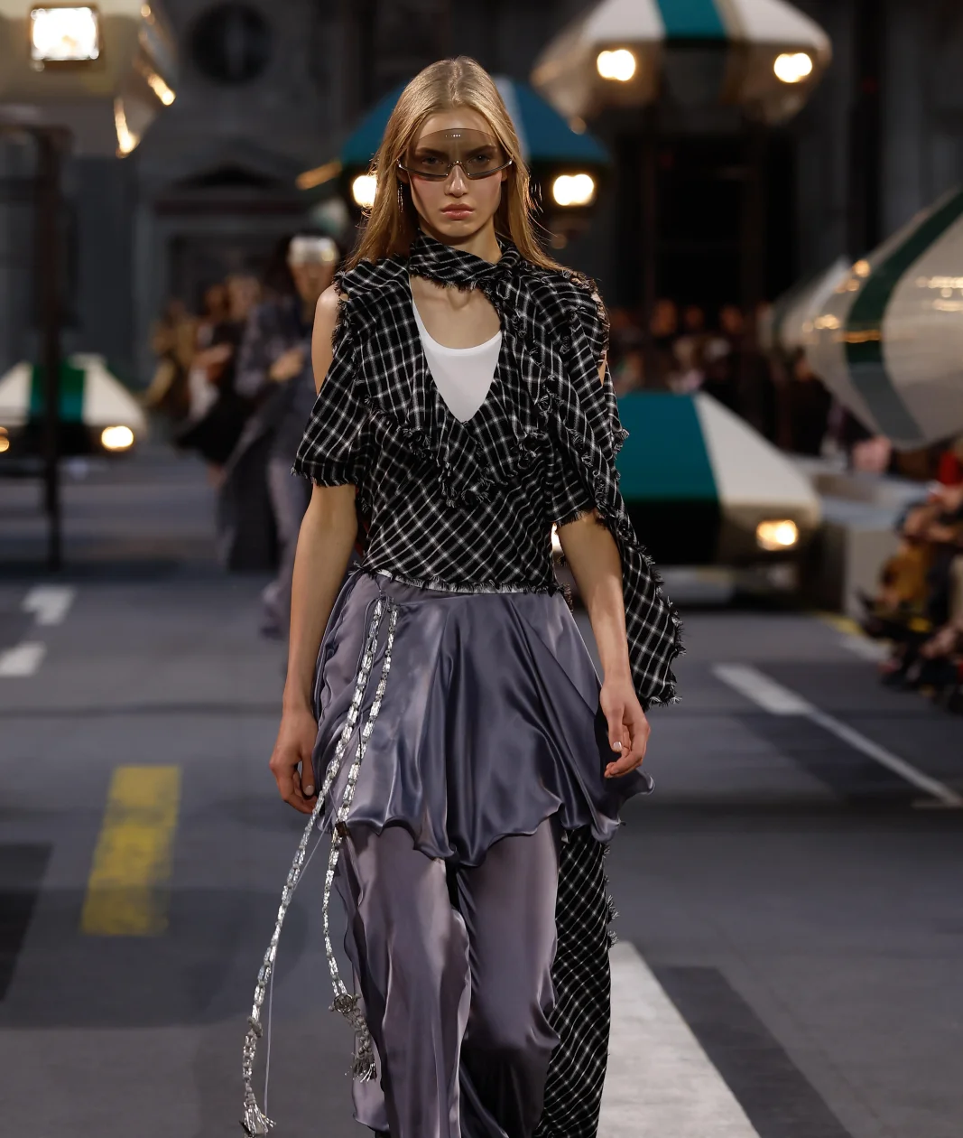Ода романтичному футуризму: как прошел показ Louis Vuitton весна-лето 2027