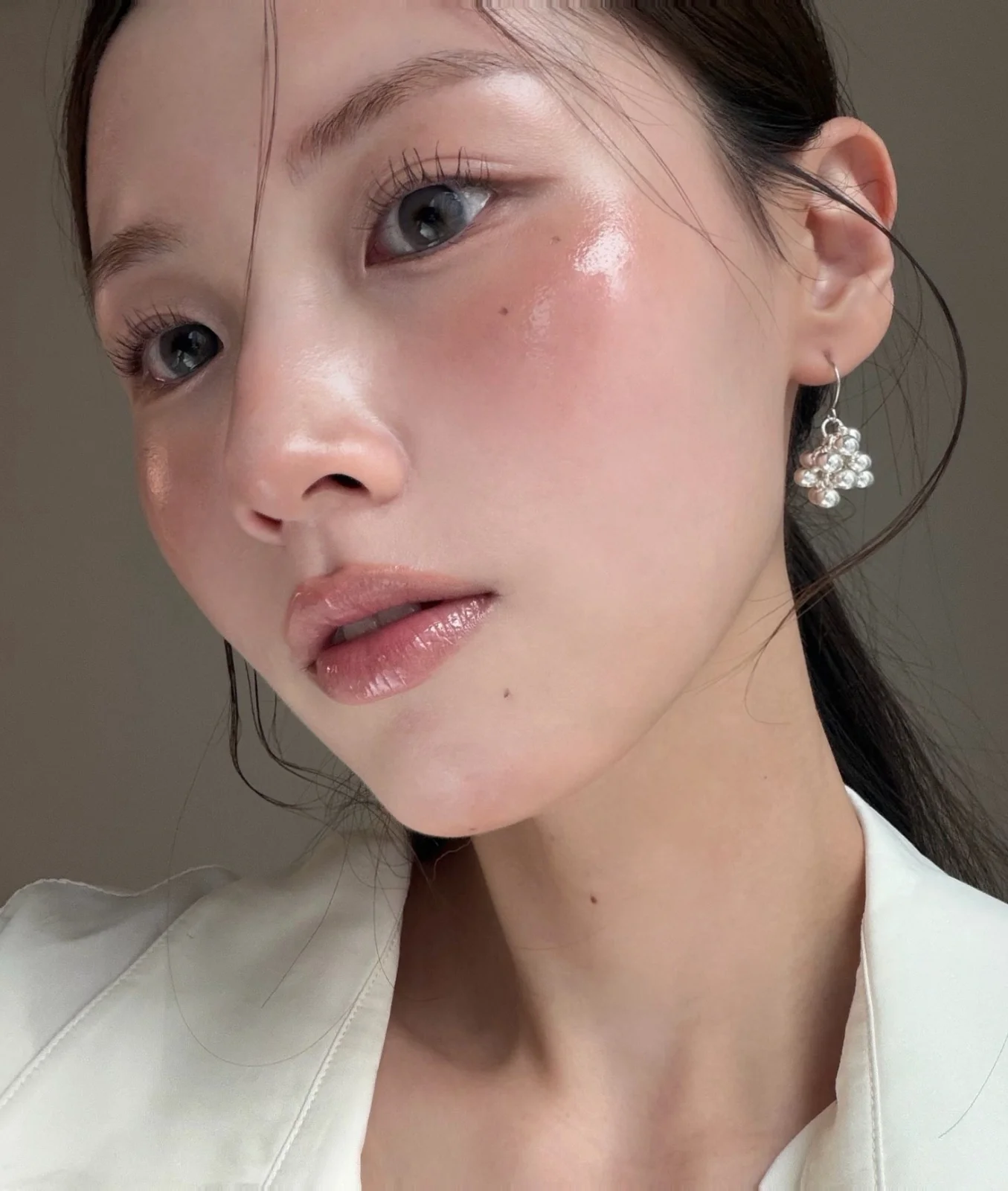 Забудьте о «стеклянной коже»: что такое bloom skin и почему все снова повторяют за кореянками