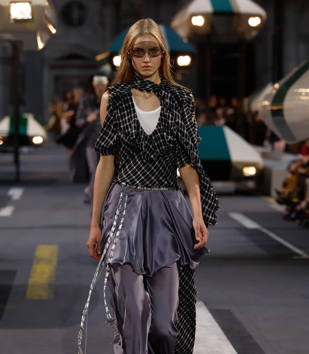 Ода романтичному футуризму: как прошел показ Louis Vuitton весна-лето 2027