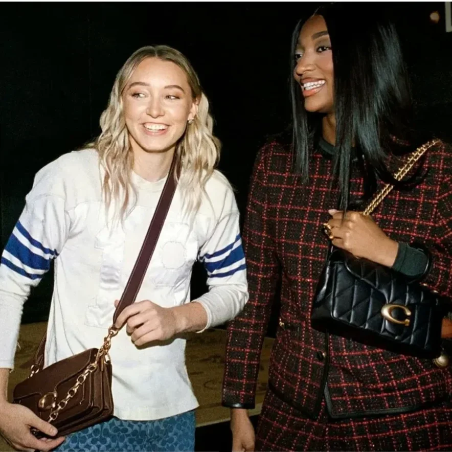 Coach, коач, Charli XCX, PinkPantheress, KiiiKiii, Энджел Риз, Пейдж Бюкерс, Авантика, &Coach