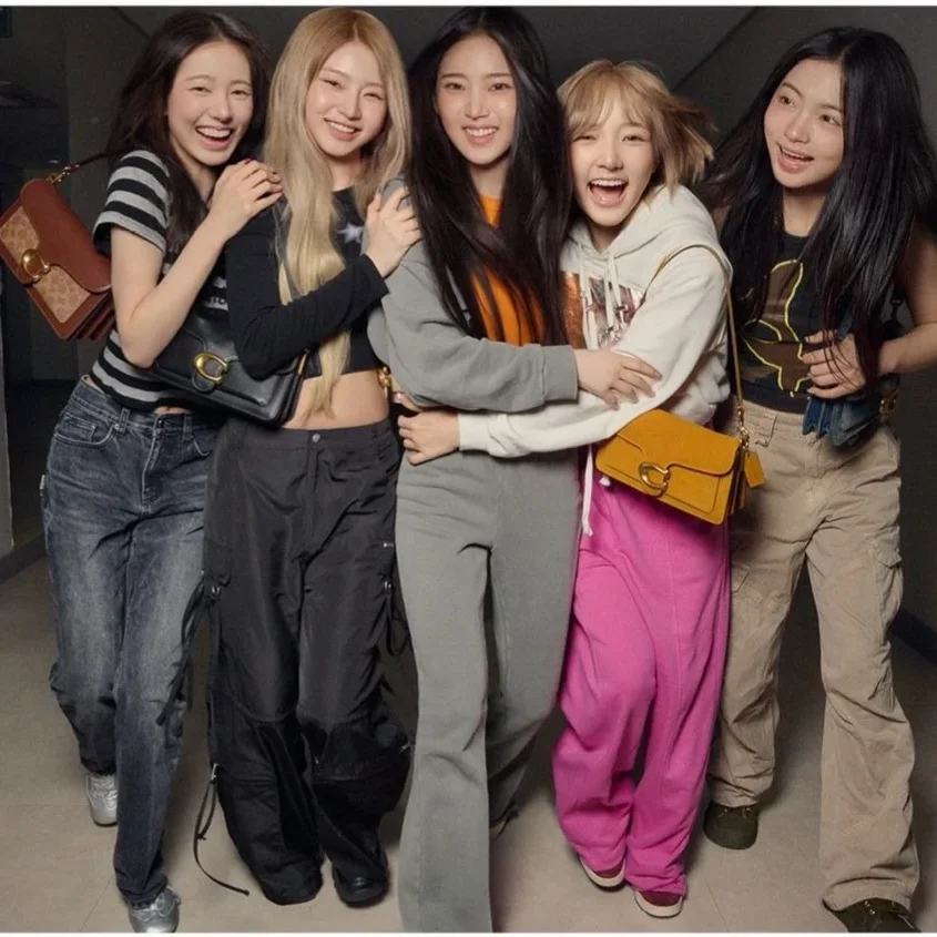Coach, коач, Charli XCX, PinkPantheress, KiiiKiii, Энджел Риз, Пейдж Бюкерс, Авантика, &Coach