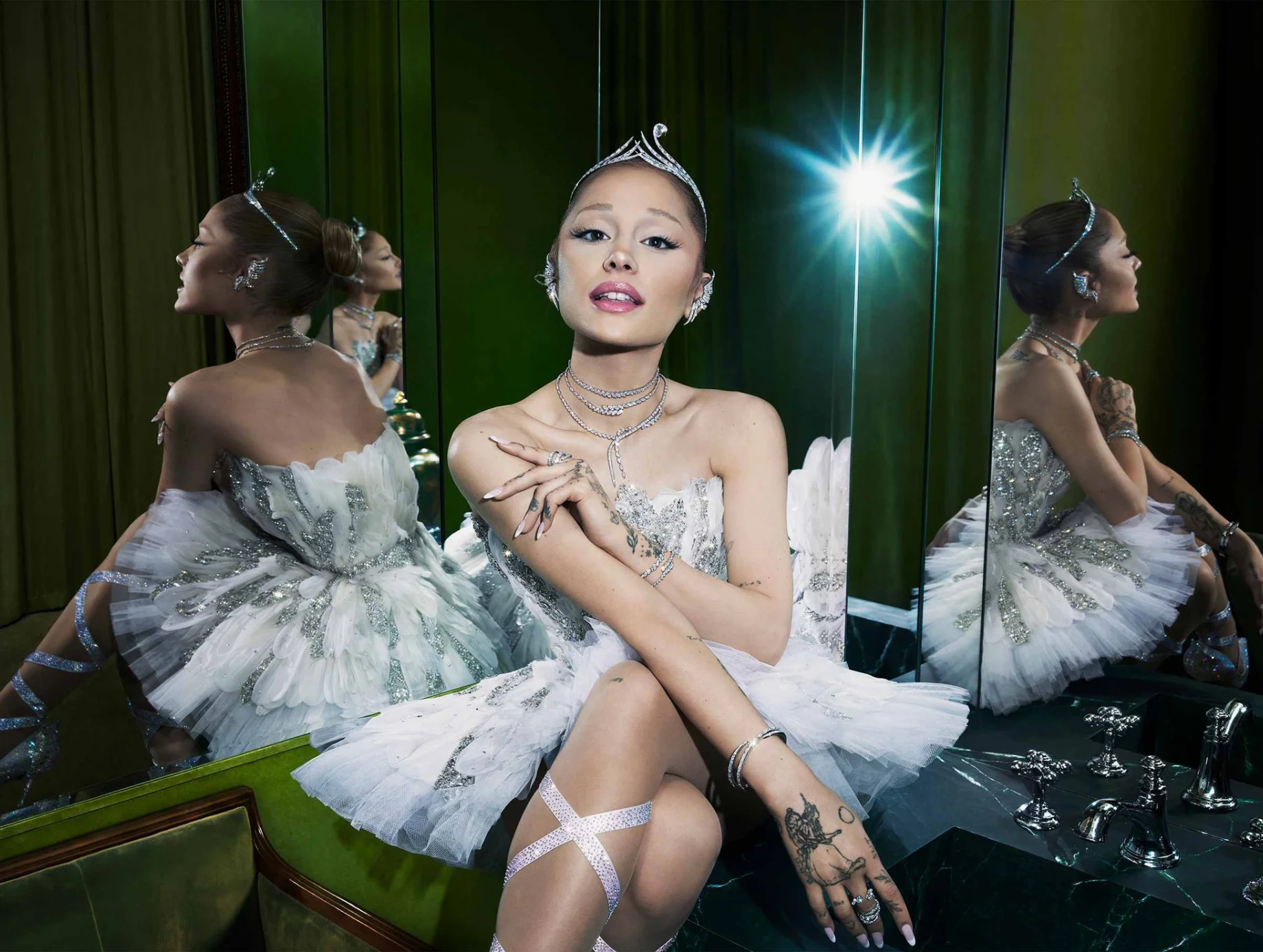 В лучших традициях мюзиклов: Swarovski выпустил праздничный кампейн с Арианой Гранде