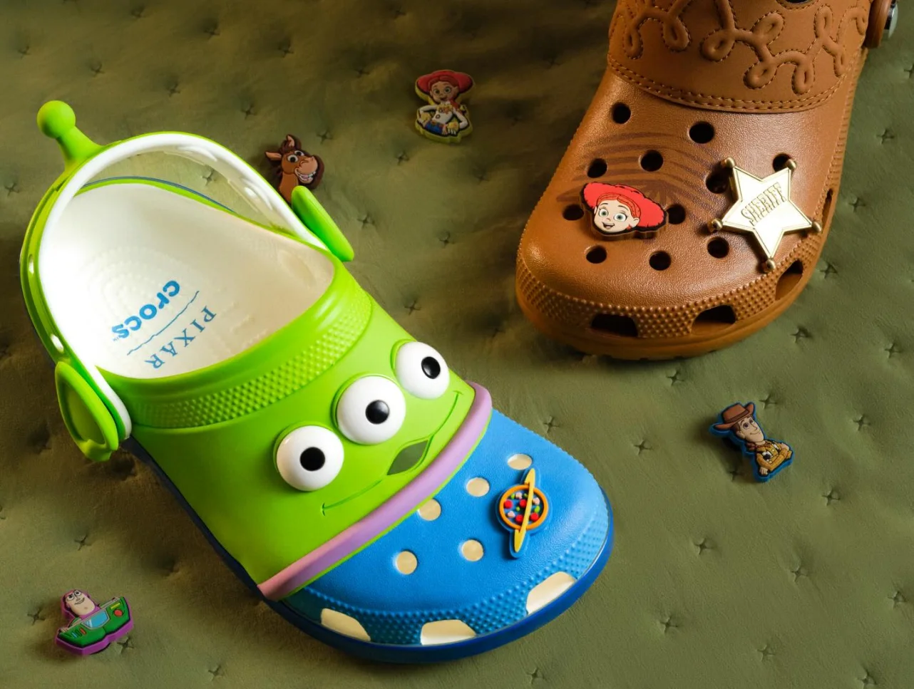 Кроксы в стиле Джесси, Вуди и пришельцев: у Crocs и «Истории игрушек 5» коллаборация