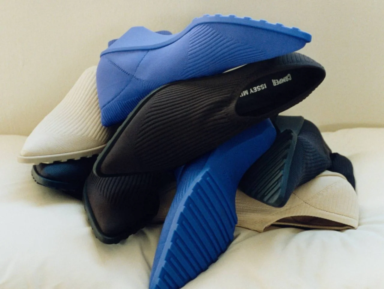 Как выглядят туфли-носки? Смотрим в новой коллаборации Camper и Issey Miyake