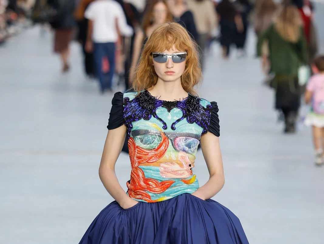 С ноткой сюрреализма и иронии: как прошел показ Moschino весна-лето 2027