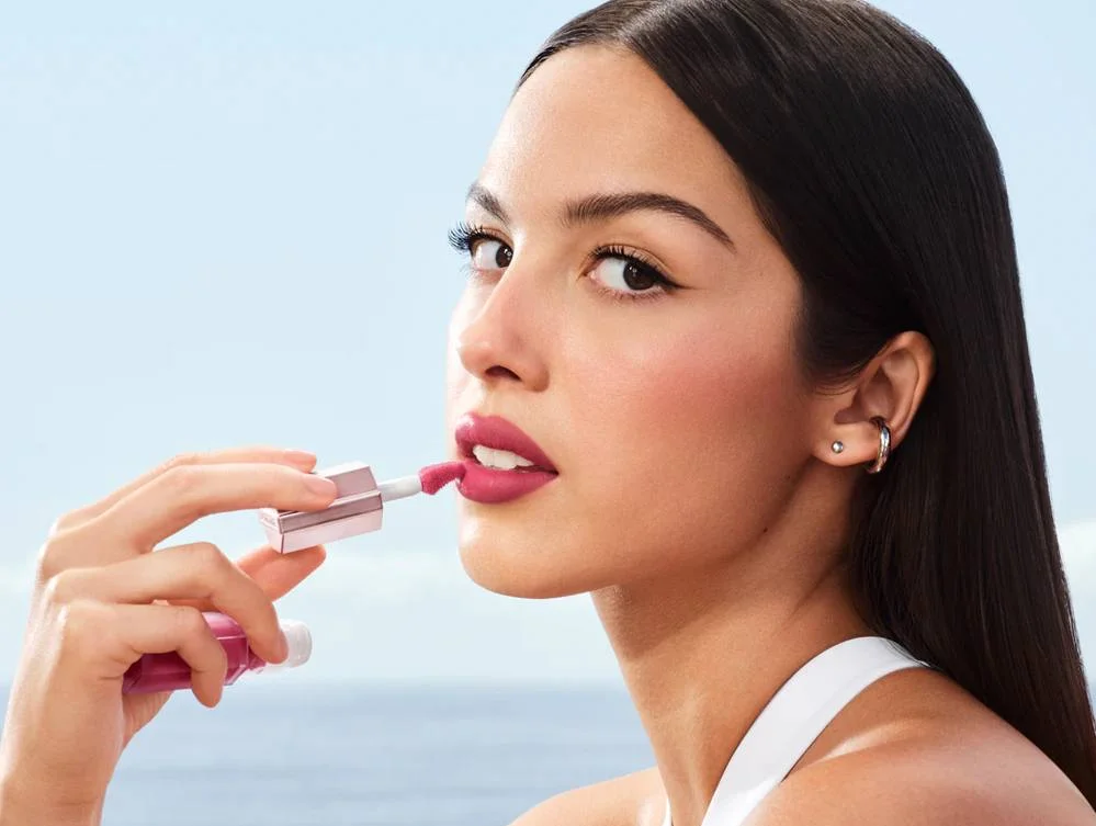 Шесть универсальных оттенков: Lancôme выпустил кампейн новой коллекции помад с Оливией Родриго