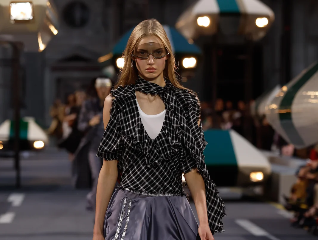 Ода романтичному футуризму: как прошел показ Louis Vuitton весна-лето 2027