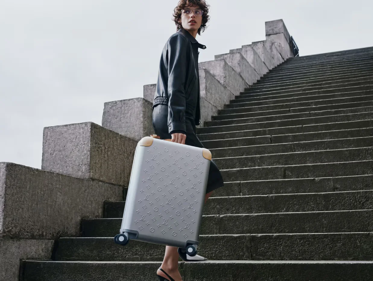 Монолитный корпус и увеличенные колеса: Louis Vuitton впервые выпустил алюминиевый чемодан