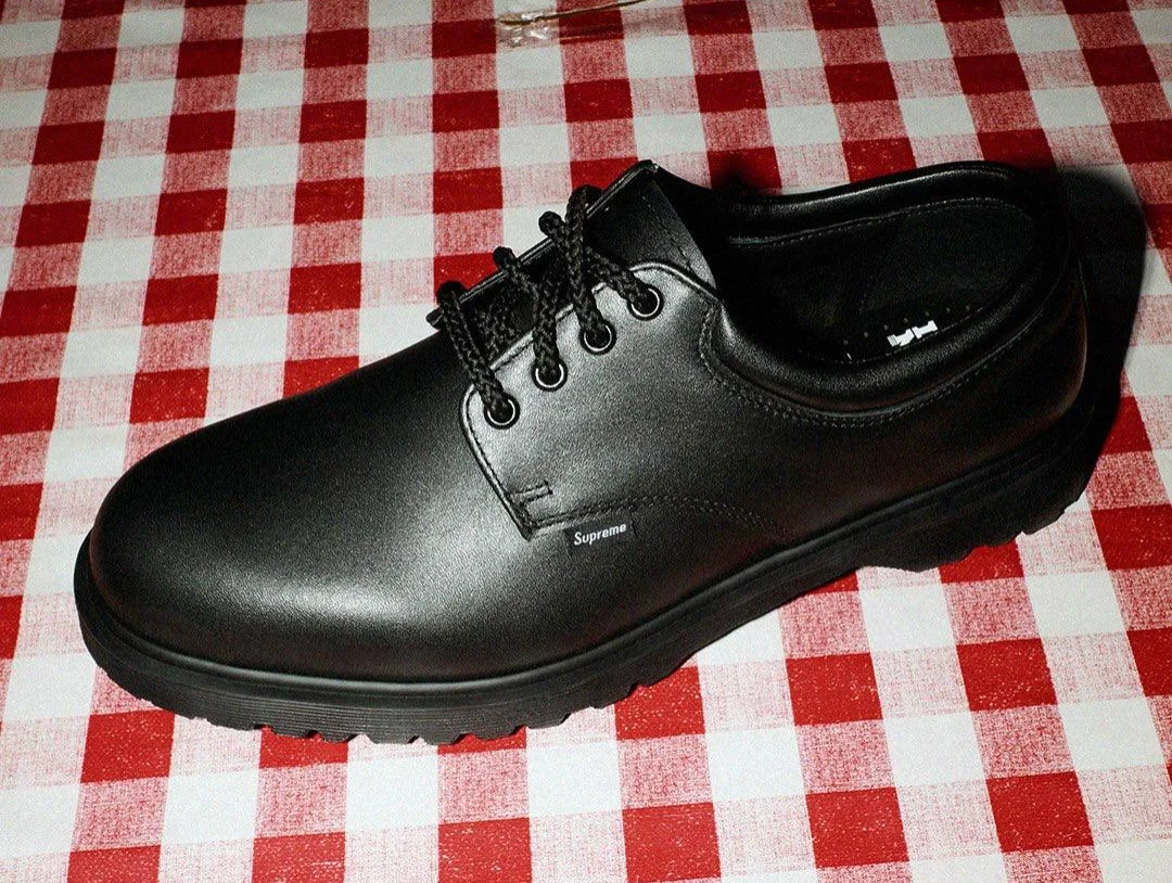 Кожа под змею и каучуковая подошва: Supreme и Dr. Martens выпустили новую модель ботинок