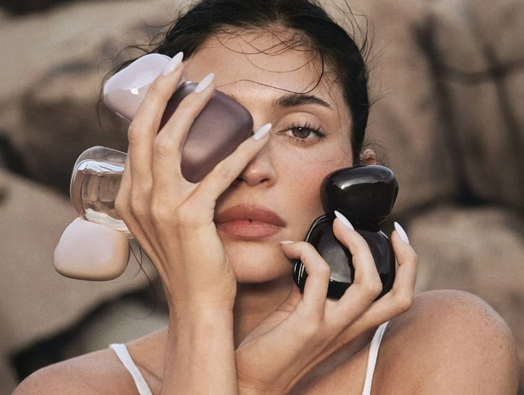 Кайли Дженнер запускает новую парфюмерную линейку Kylie Cosmetics