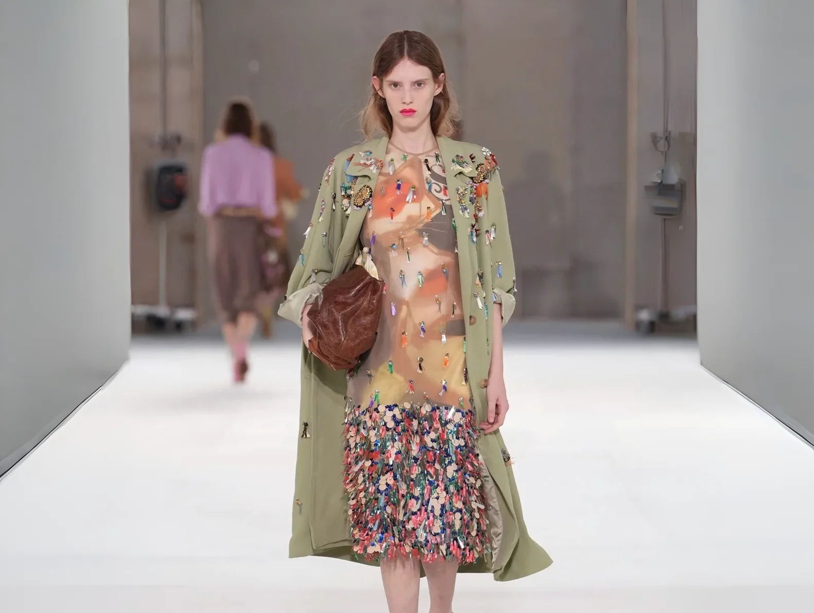 Ретро-шик и обилие юбок: какой получилась весенне-летняя коллекция Dries Van Noten