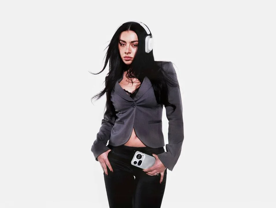 Charli XCX стала глобальным амбассадором и акционером бренда электроники Nothing