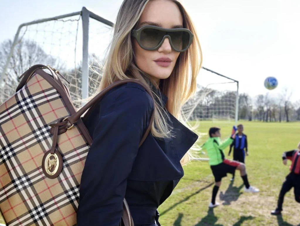 Атмосфера футбольных матчей: Burberry выпустил кампейн с Ромео Бекхэмом и Роузи Хантингтон-Уайтли
