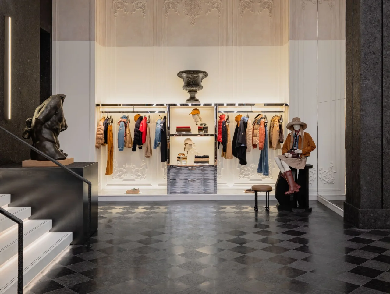 Восьмиметровые потолки и обилие гранита: Moncler открыл крупнейший в мире флагман