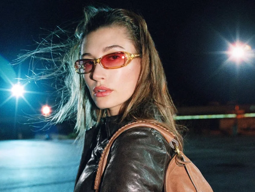 Miu Miu представил свежий кампейн осенней коллекции с Хейли Бибер и Цзюй Сяовэнь