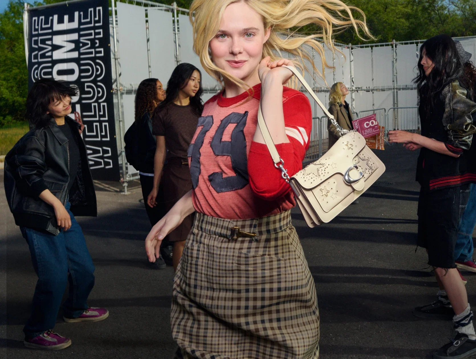 Эль Фаннинг, PinkPantheress и Соен из i-dle снялись в осеннем кампейне Coach