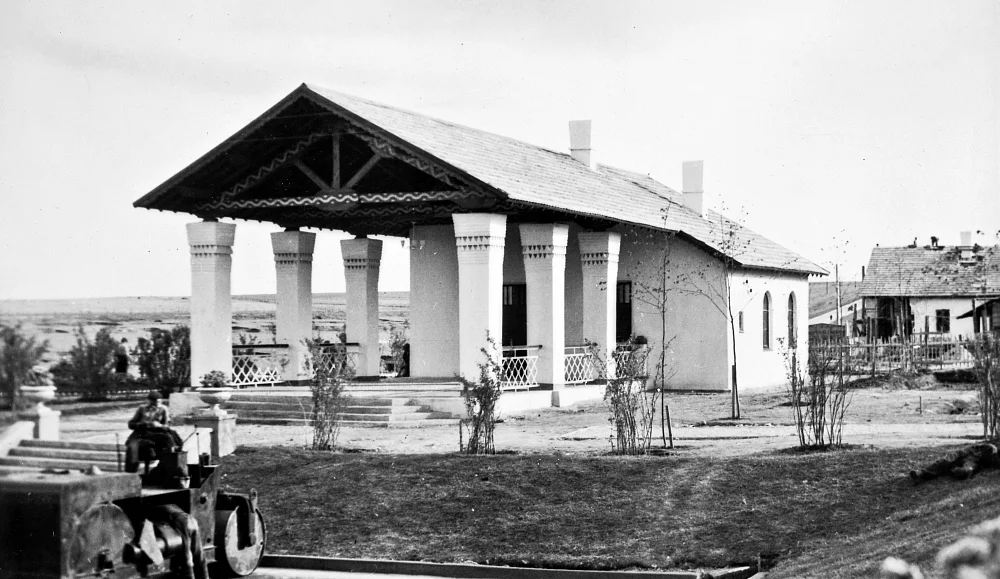 Буфет при заправочной станции на автомагистрали Москва-Симферополь. 1950 г. Из собрания Музея архитектуры им. А.В.